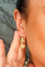 Brinco De Pérola Trabalhada Com Zircônia E Laço Banhado Em Ouro 18k [F027]
