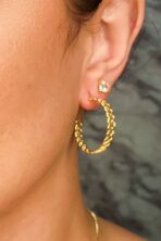 Brinco Argola Média Trabalhada Com Vazado Banhado Em Ouro 18k [F027]