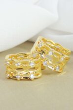 Brinco Argola Trabalhada Vazada Com 4 Zircônias Banhado Em Ouro 18k [F027] - Image 2