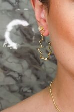Brinco Argola Forma De J Trabalhada Banhado Em Ouro 18k [F027]