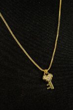 Colar Com Pingente Pequeno De Chave Banhado Em Ouro 18k [F027] - Image 2