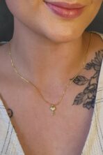 Colar Com Pingente Pequeno De Chave Banhado Em Ouro 18k [F027]