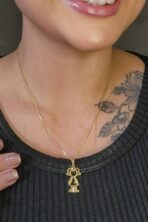 Colar Com Pingente De Menina Banhado Em Ouro 18k [F027]